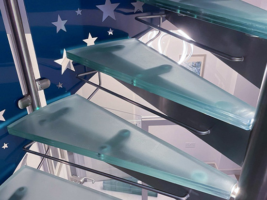 Beautiful staircase in exclusive South West residence showing architectural glass made by toughened glass manufacturers Kite Glass